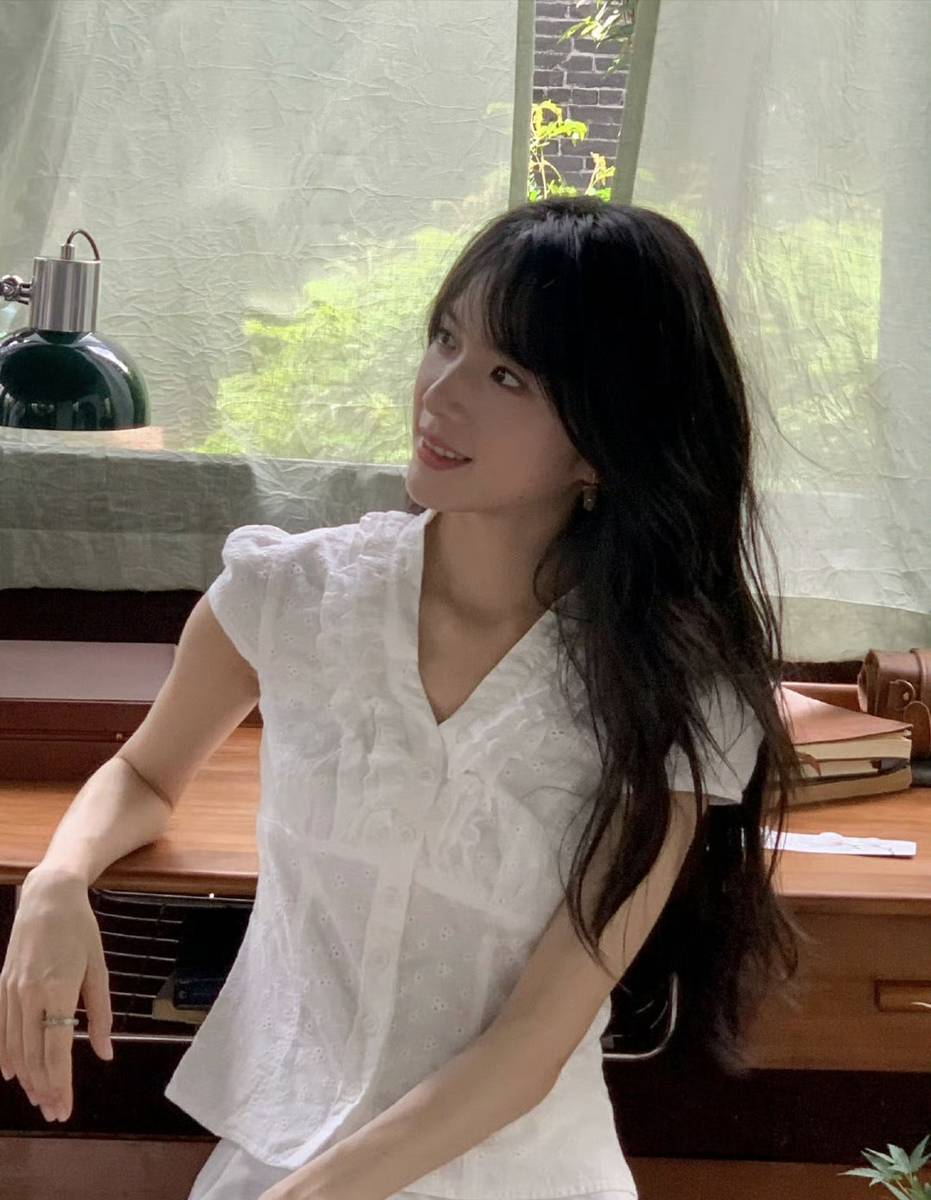 李思潼V领上衣配半身长裙 干净清甜宛如校园白月光