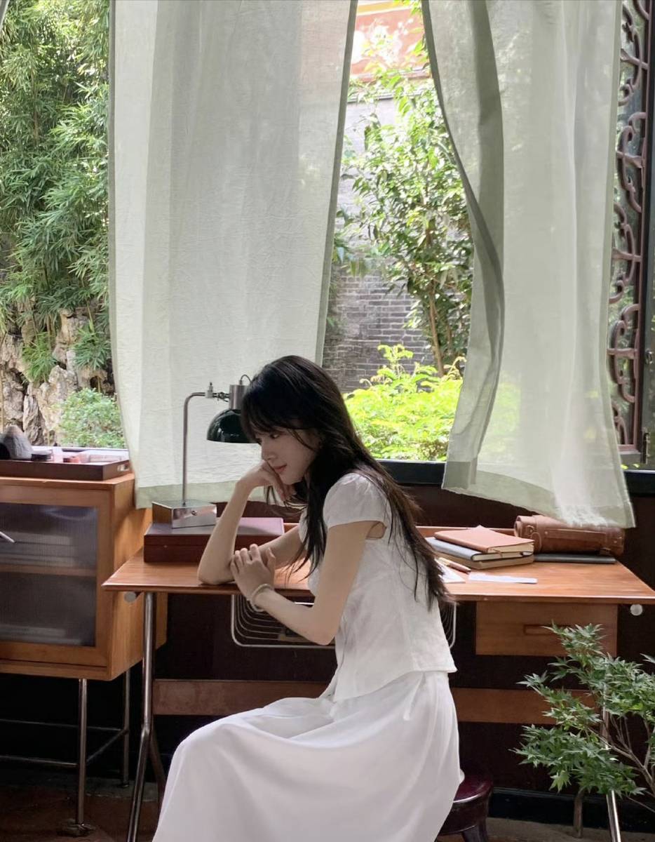 李思潼V领上衣配半身长裙 干净清甜宛如校园白月光