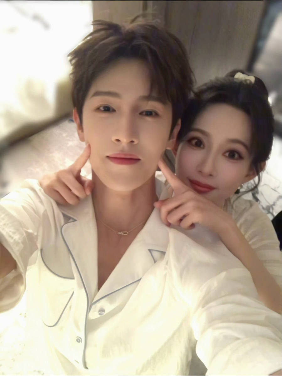 孟子义李昀锐居家情侣自拍 亲昵甜蜜氛围感十足