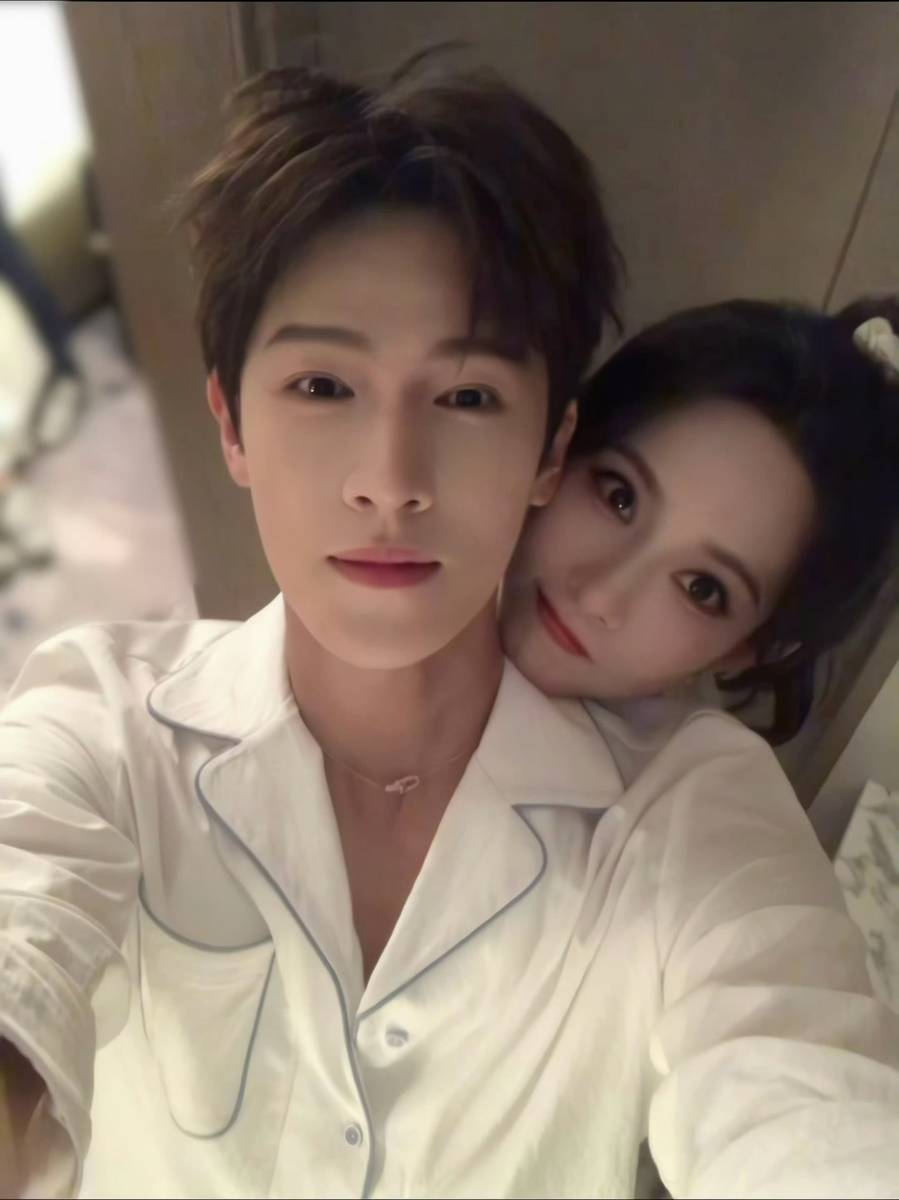 孟子义李昀锐居家情侣自拍 亲昵甜蜜氛围感十足