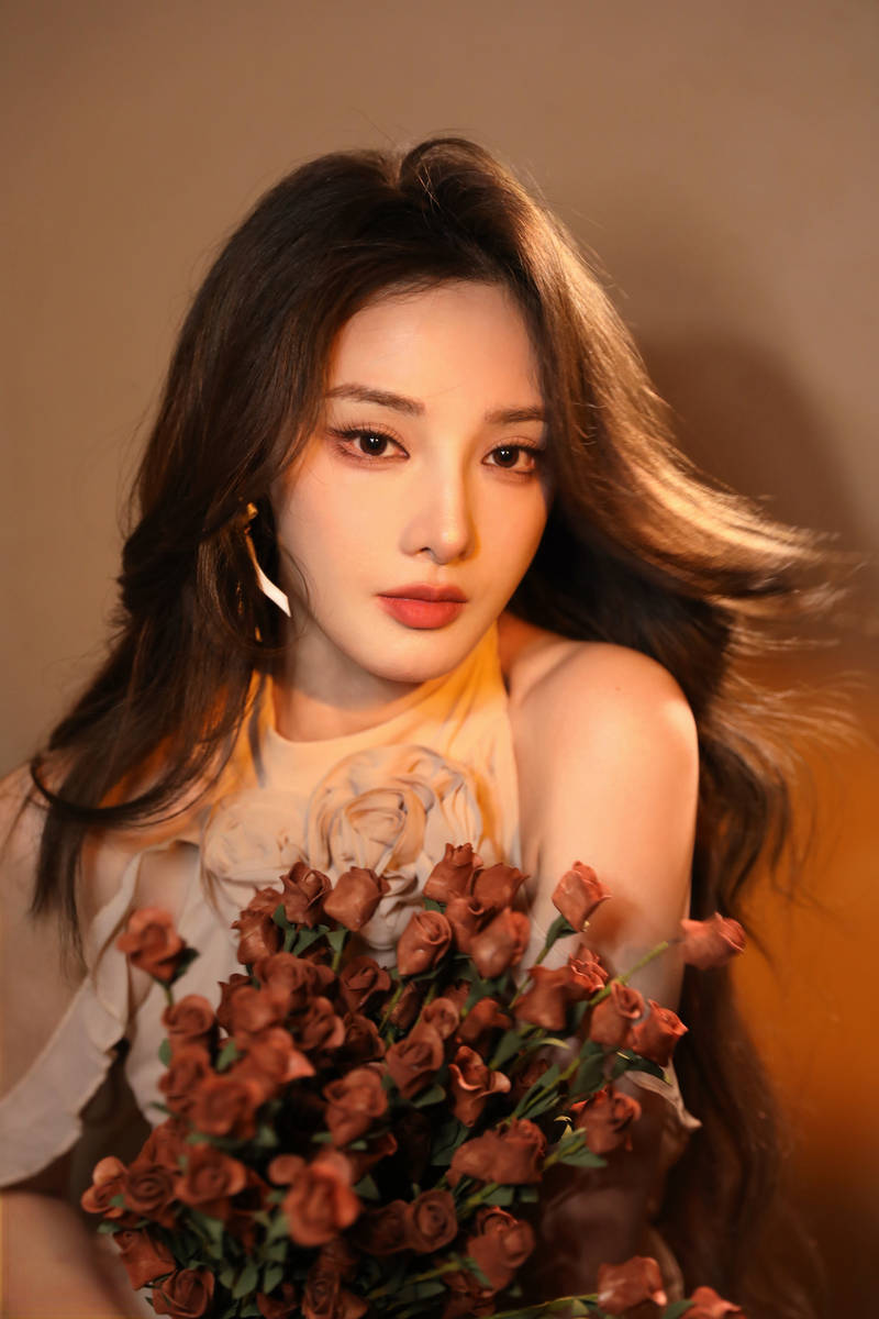 彭小苒挂脖粉裙明艳动人 手捧玫瑰花尽显成熟诱惑