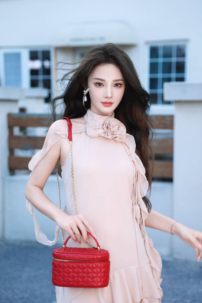 彭小苒挂脖粉裙明艳动人 手捧玫瑰花尽显成熟诱惑