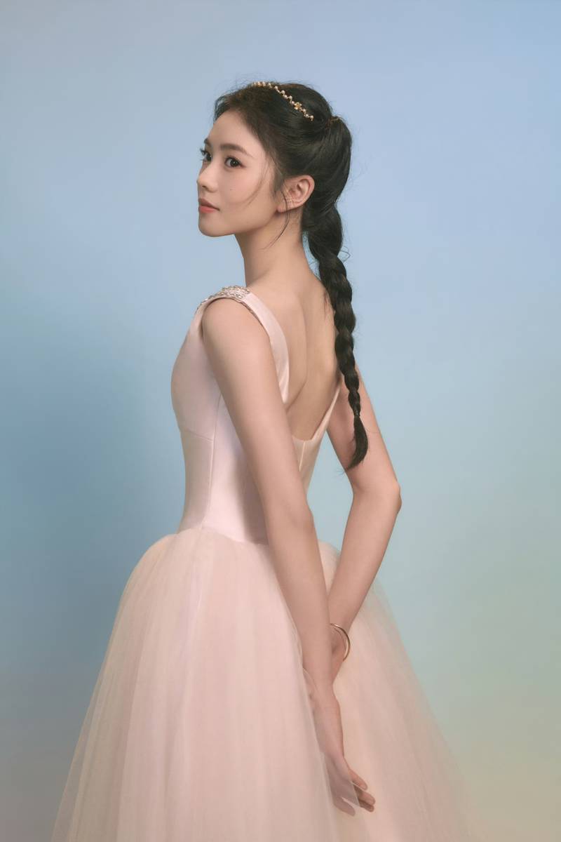 刘浩存穿蓬蓬裙戴珍珠发箍 温柔灵动少女感拉满
