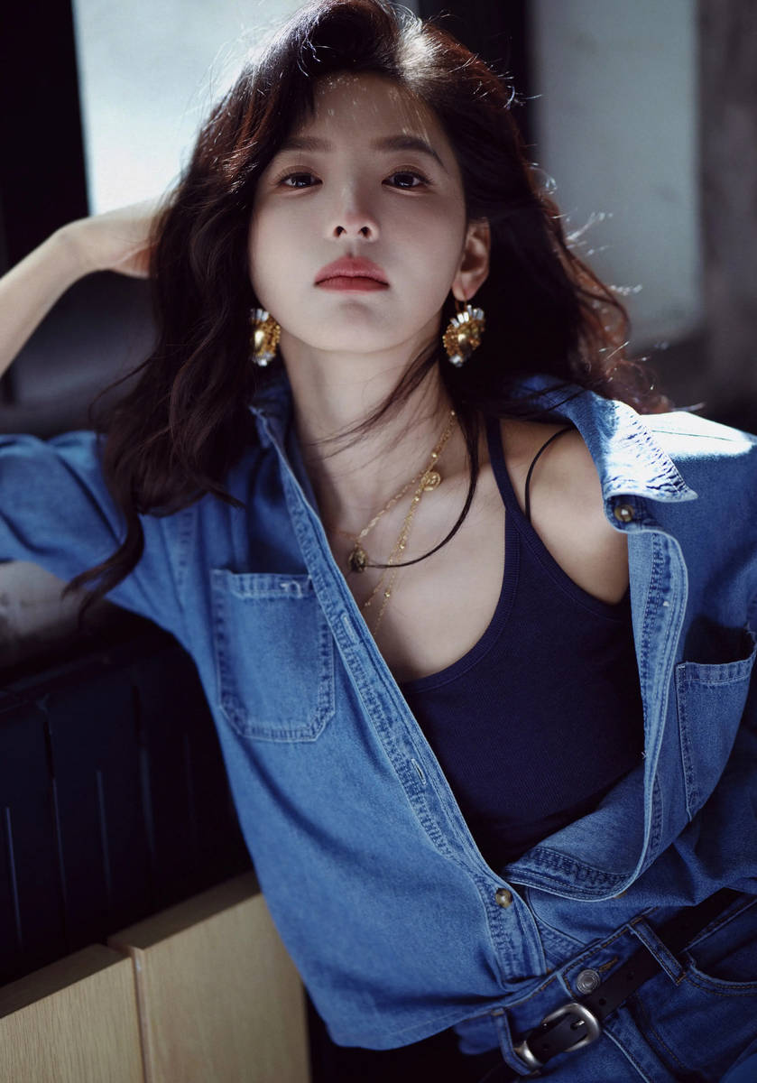 章若楠穿牛仔套装配吊带 满是明媚的少女气息