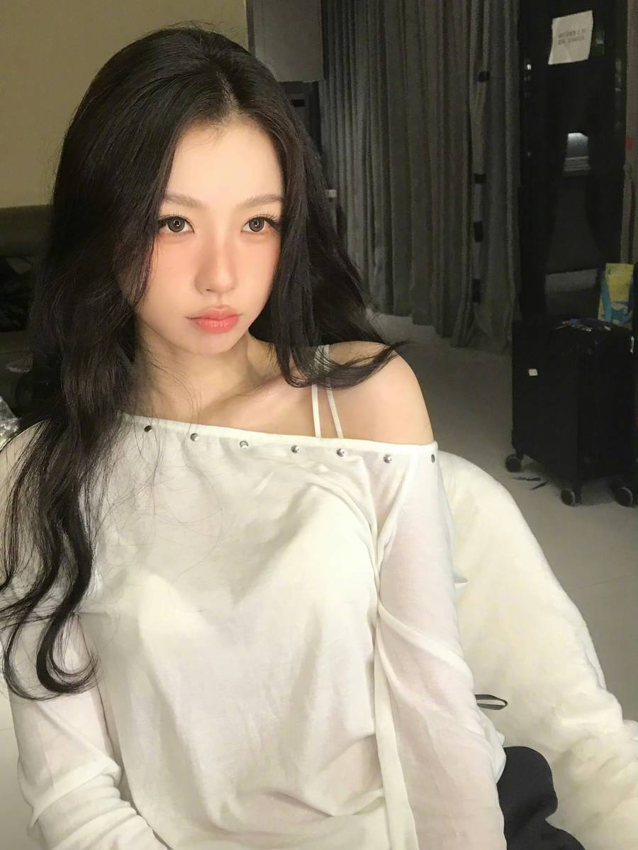 虞书欣化身辣妹明媚优雅 腹肌线条吸睛身材窈窕