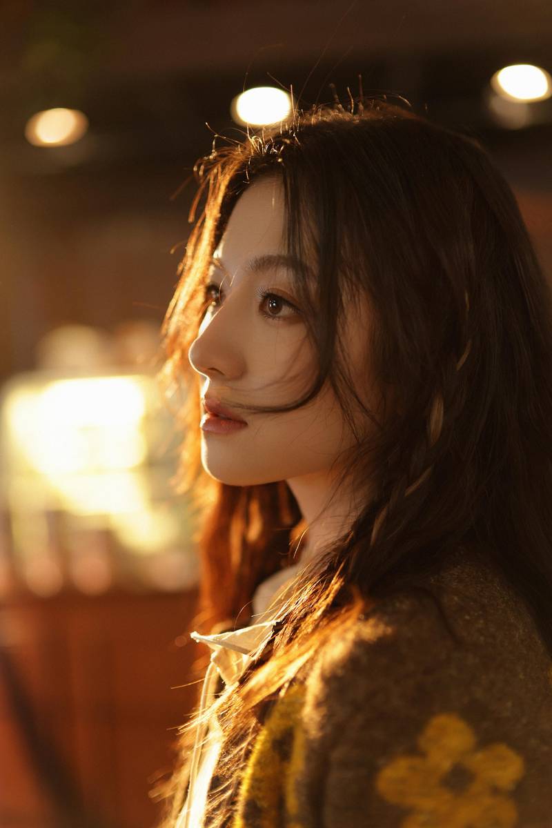 李兰迪身着花纹针织开衫 甜美元气慵懒治愈