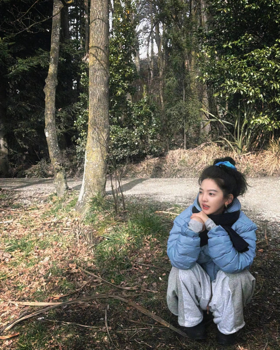 章若楠在风中回眸灵动娇憨 笑容甜美松弛又大方