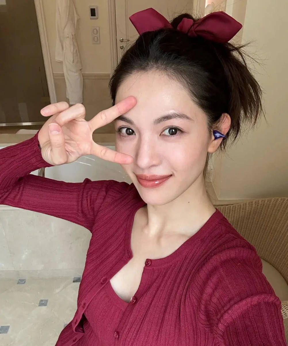 钟楚曦穿酒红针织衫 复古发饰点缀更显明媚动人