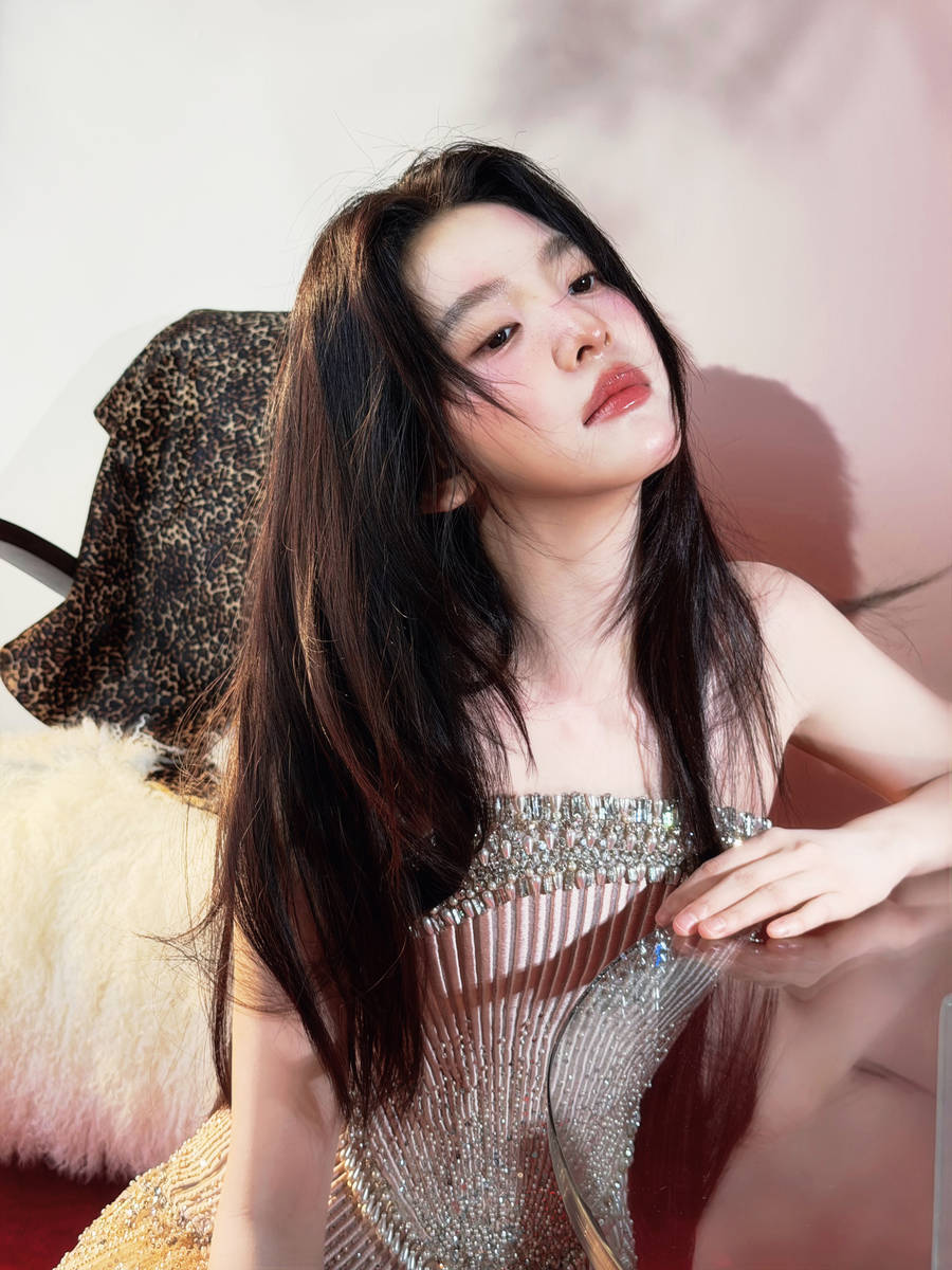 章若楠妆容精致化身千禧少女 身材窈窕慵懒又迷人