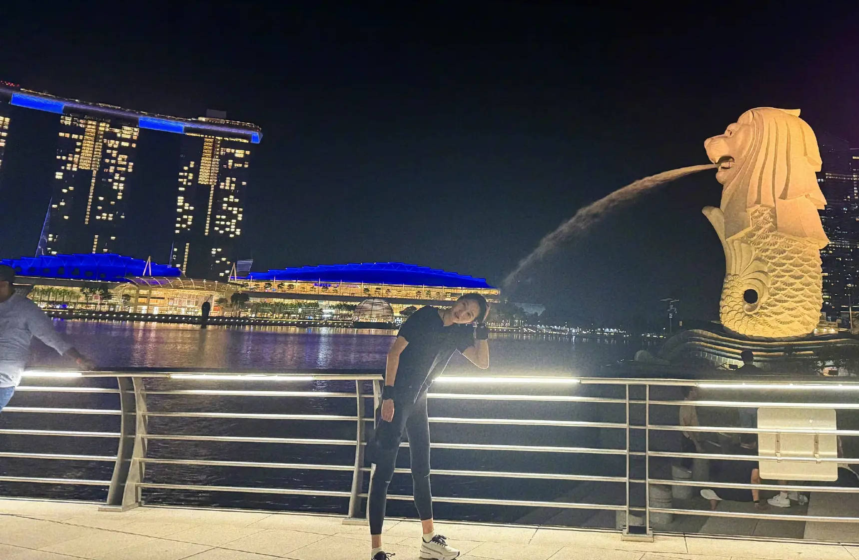 关晓彤更新美照!在新加坡边看风景边夜跑十分惬意