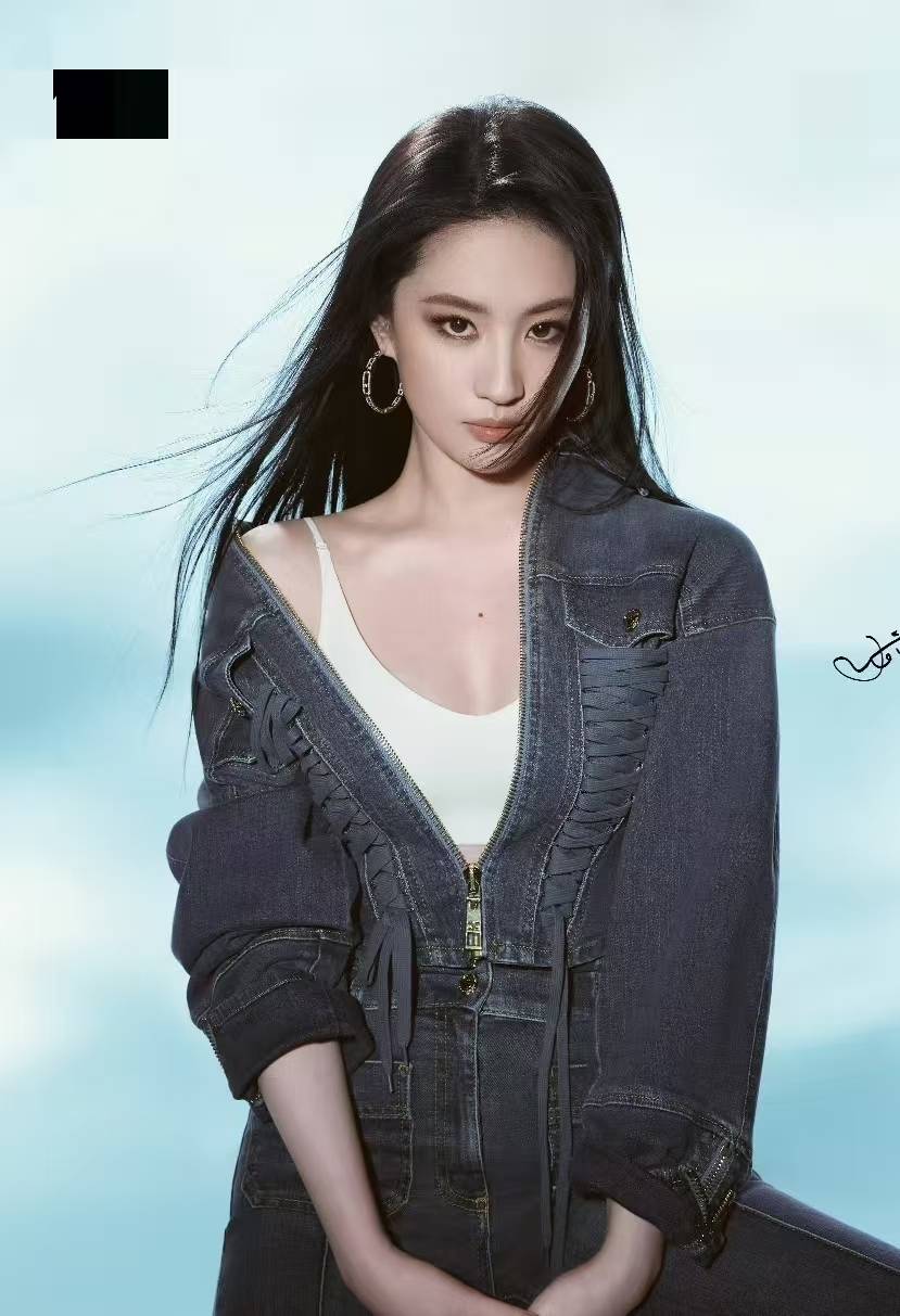 刘亦菲穿细肩带紧身衣身姿曼妙 长发飘逸酷飒性感