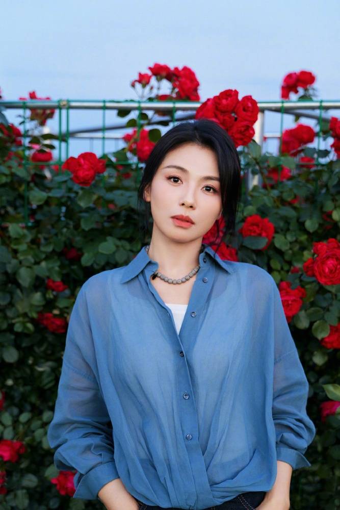 刘涛牛仔衬衫花墙大片 温婉大方尽显明丽气质