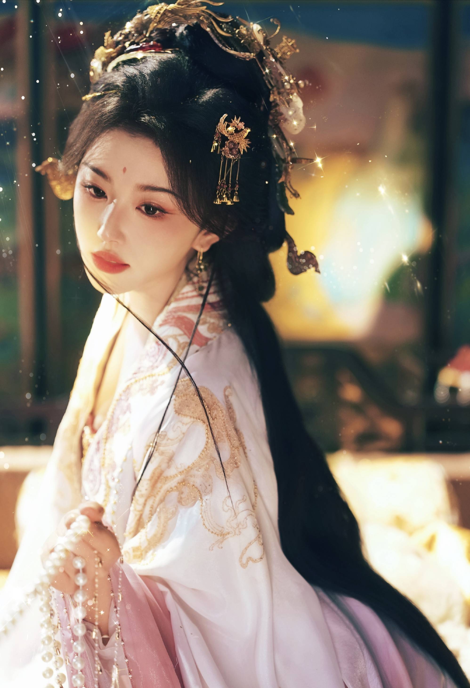孔雪儿穿粉金刺绣古风套装 华贵美艳氛围感拉满