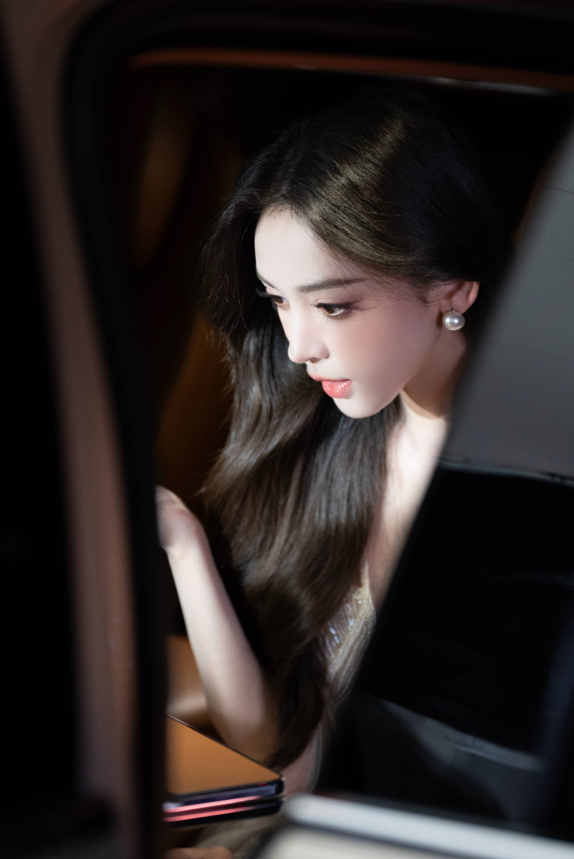 新疆美女太养眼！娜扎穿白色轻纱吊带裙纯欲感拉满
