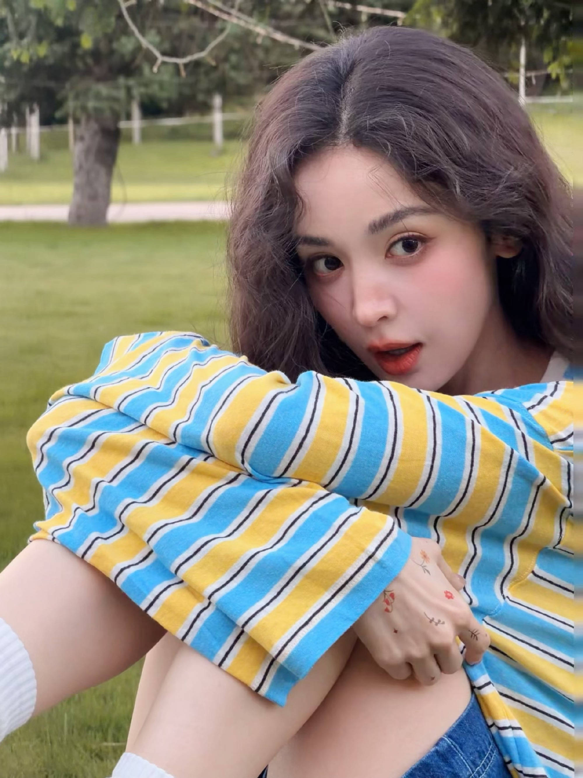 娜扎春日户外随拍美照曝光！坐在青草上秀白皙美腿