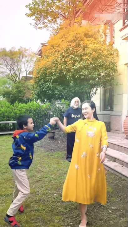 张纪中与娇妻别墅前踏青跳舞 画面甜蜜恩爱满溢