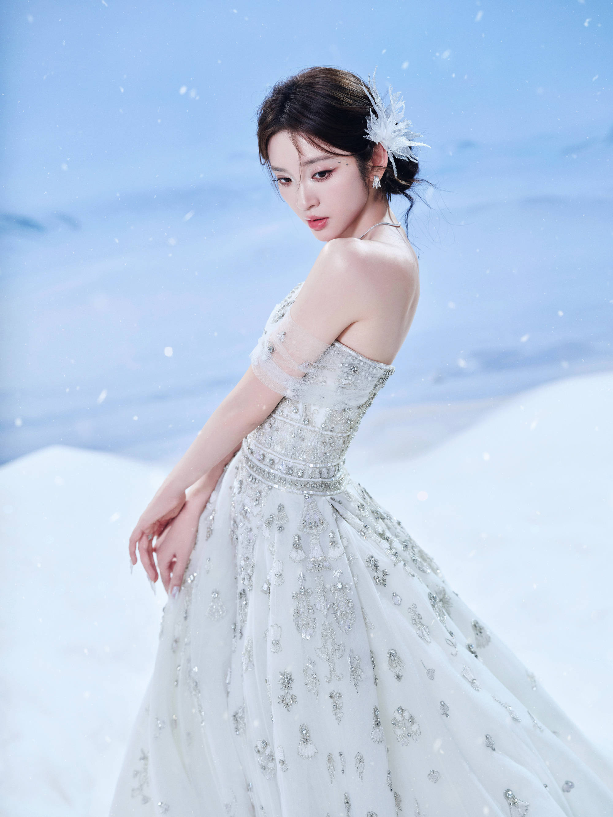 唐艺昕穿抹胸裙化身公主！于漫天飞雪里盛放温柔