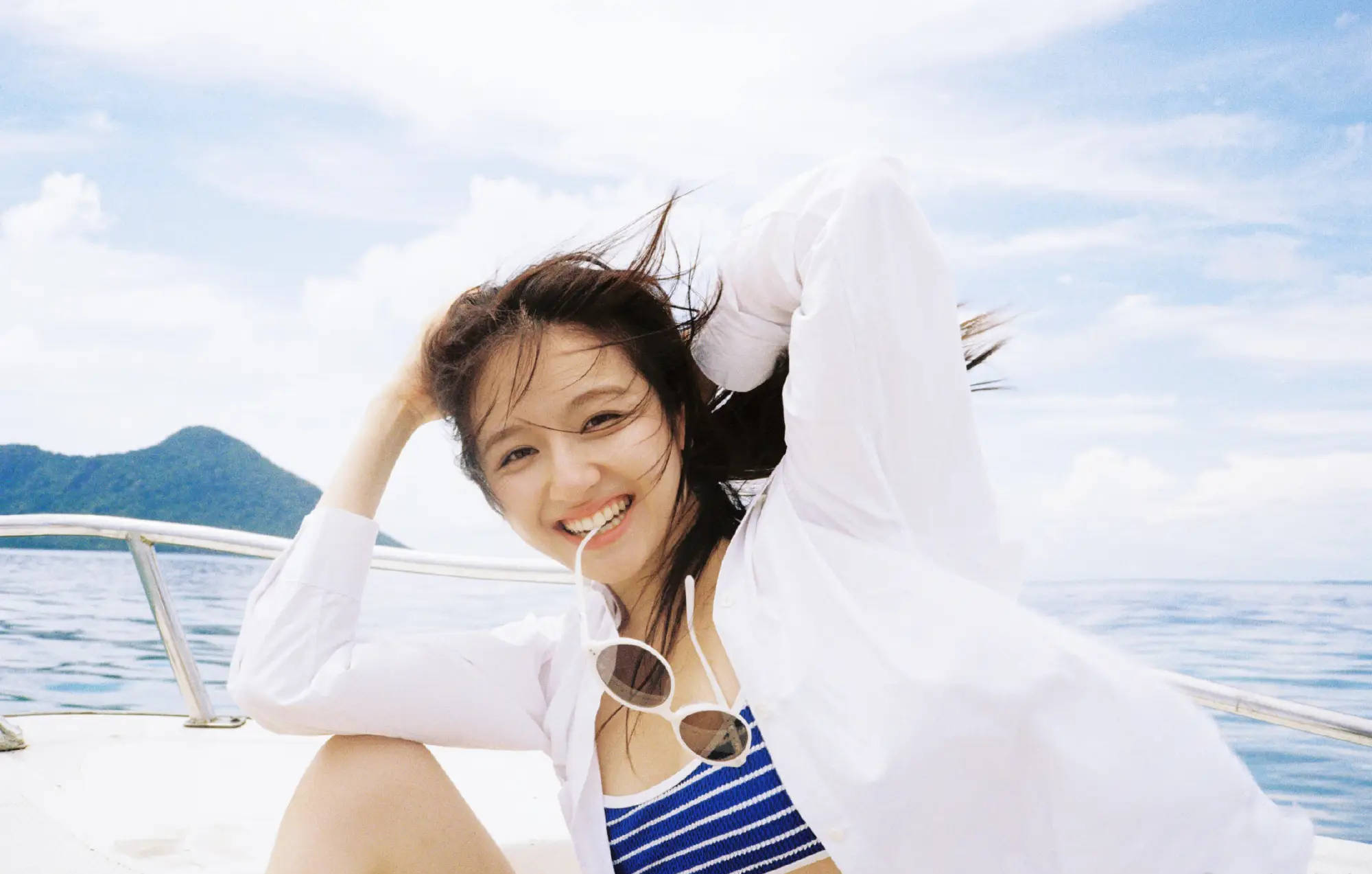 李兰迪晒海上游艇美照！穿蓝白条纹泳衣大方秀美腿