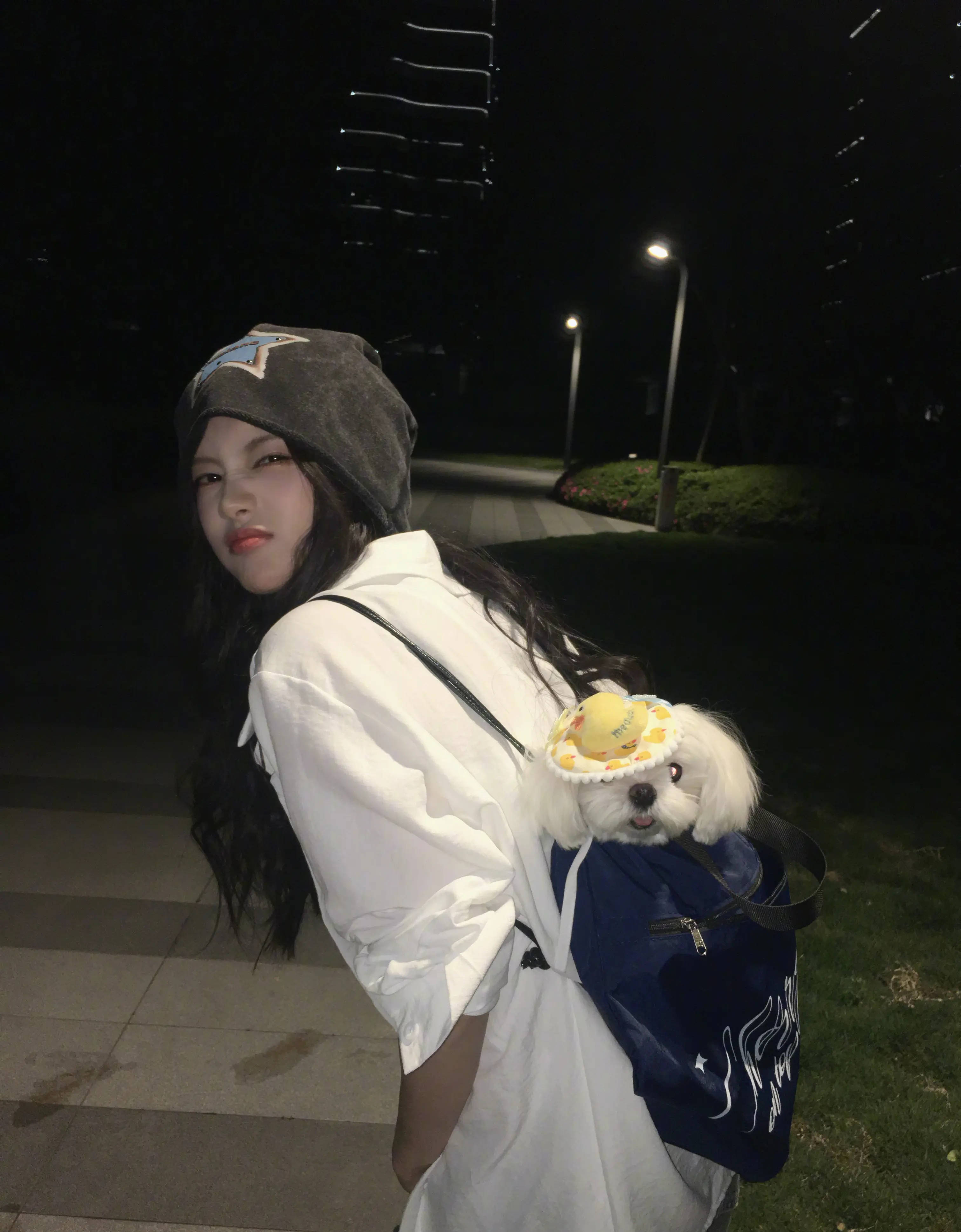 李一桐穿白色卫衣俏皮可爱 背着小狗出门自在随性