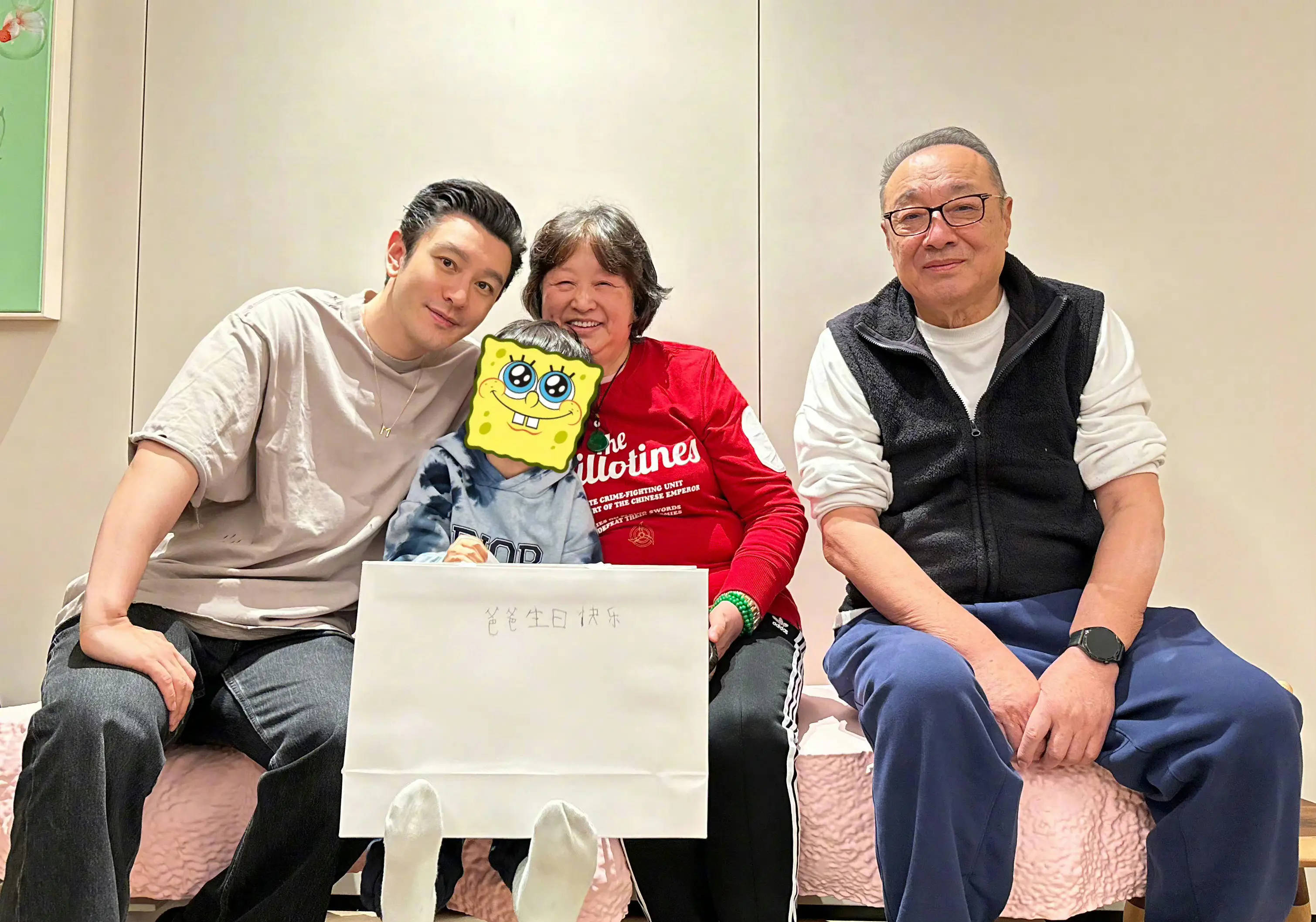 黄晓明晒与儿子骑行合照！小海绵开心比耶活力十足