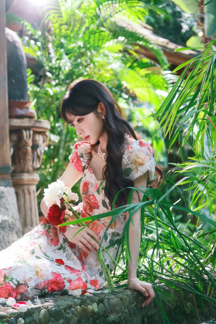 田曦薇身穿碎花长裙配卷发 笑容甜美文艺感十足