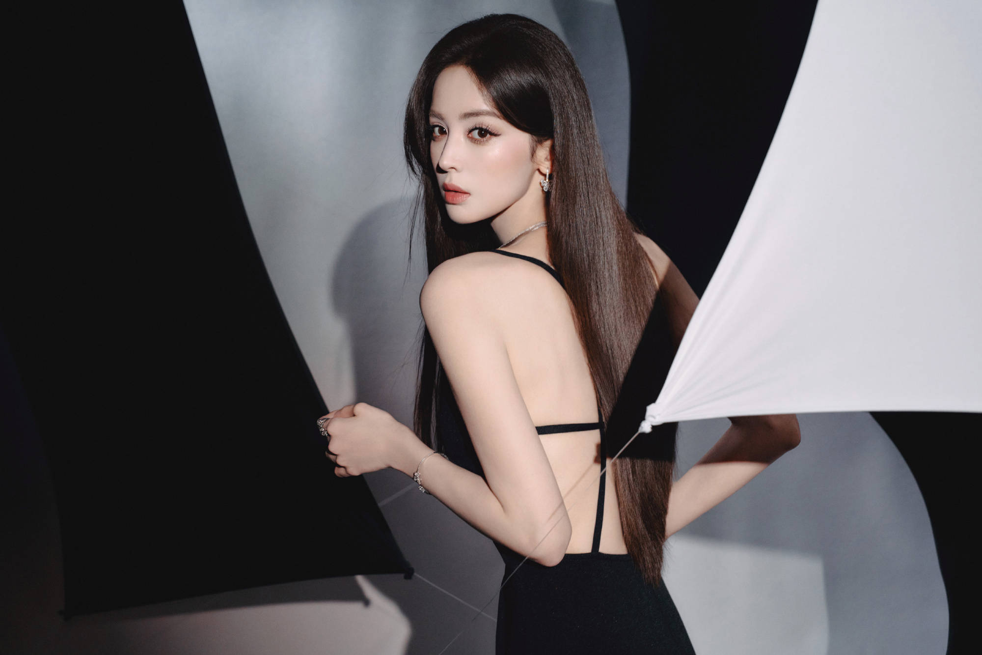 娜扎秒变成熟御姐性感火辣！展露美背肌肤柔软白嫩