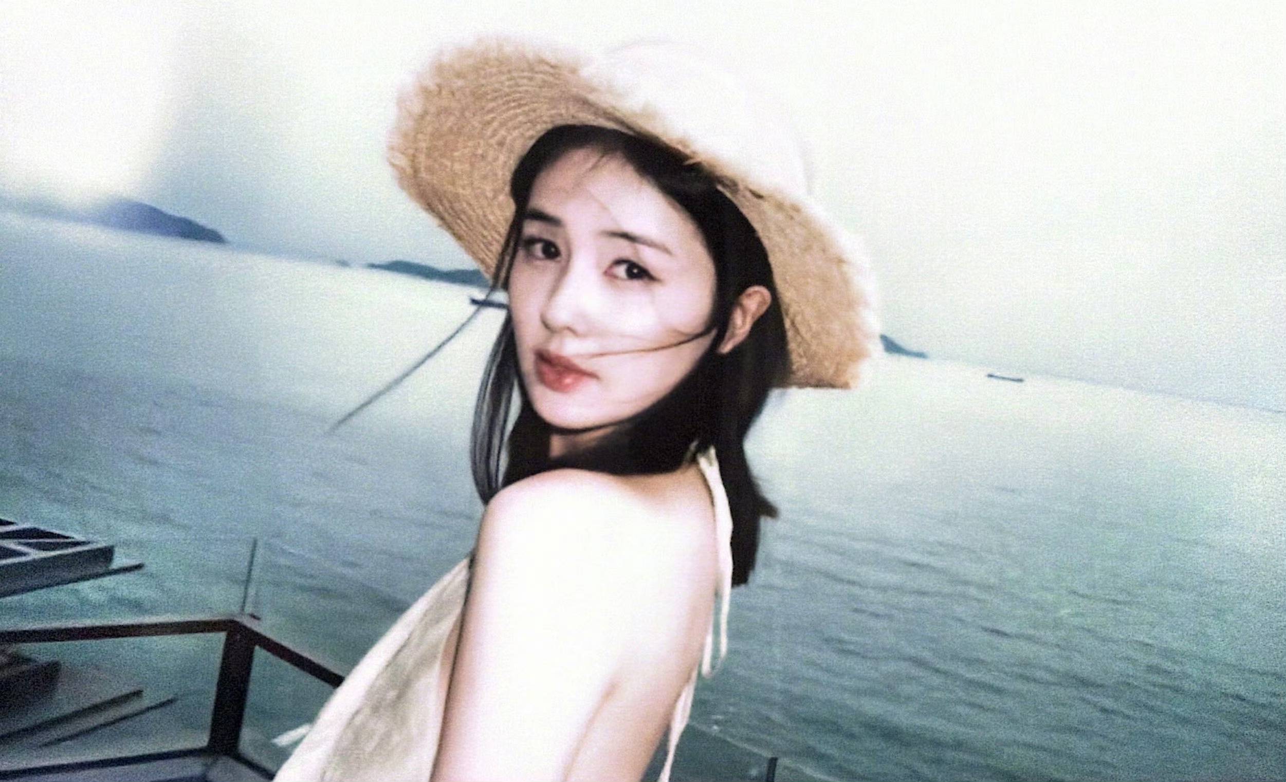 白鹿穿花卉泳衣海边度假 短发清新灵动甜感十足