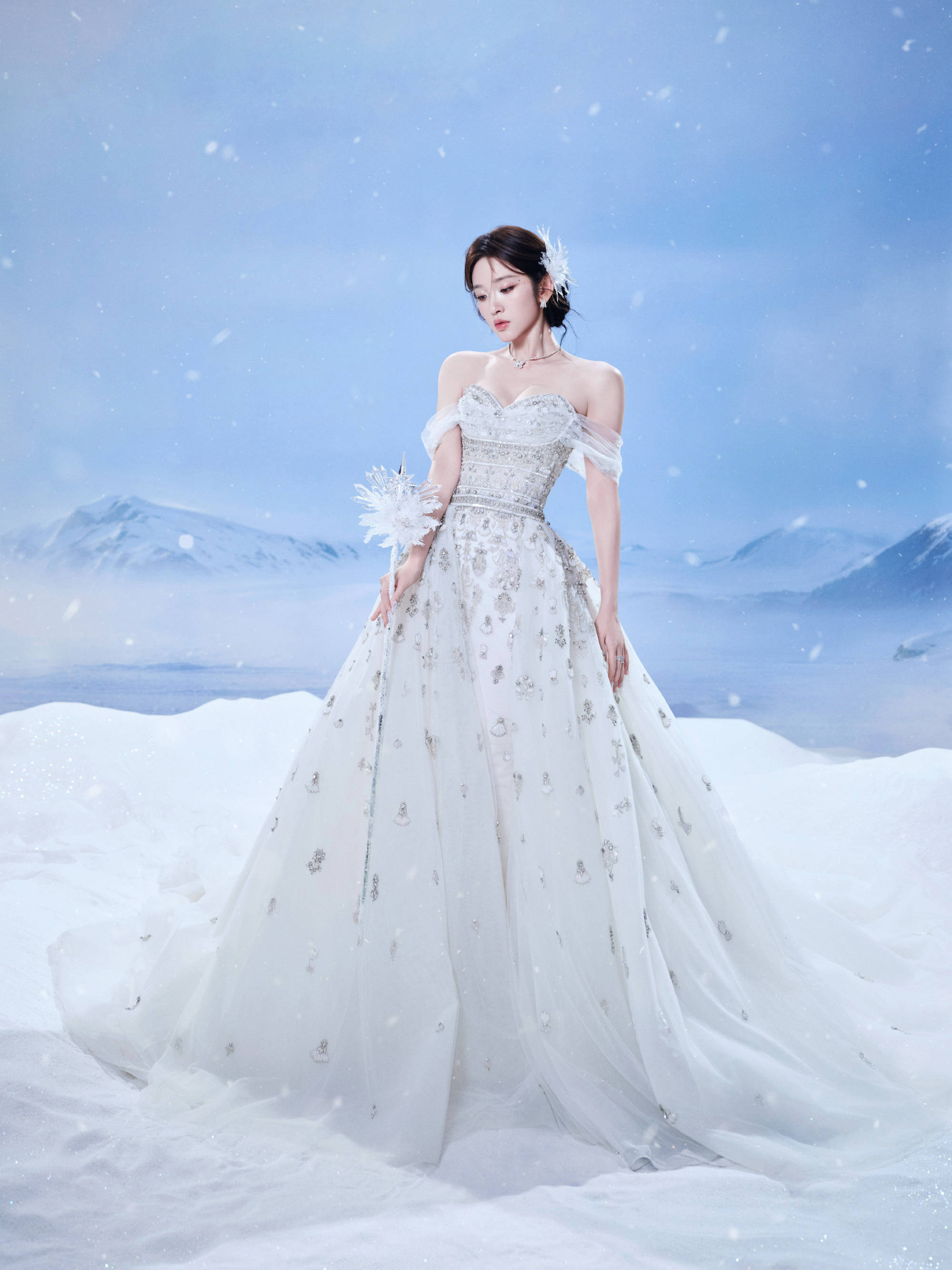 唐艺昕穿抹胸裙化身公主！于漫天飞雪里盛放温柔