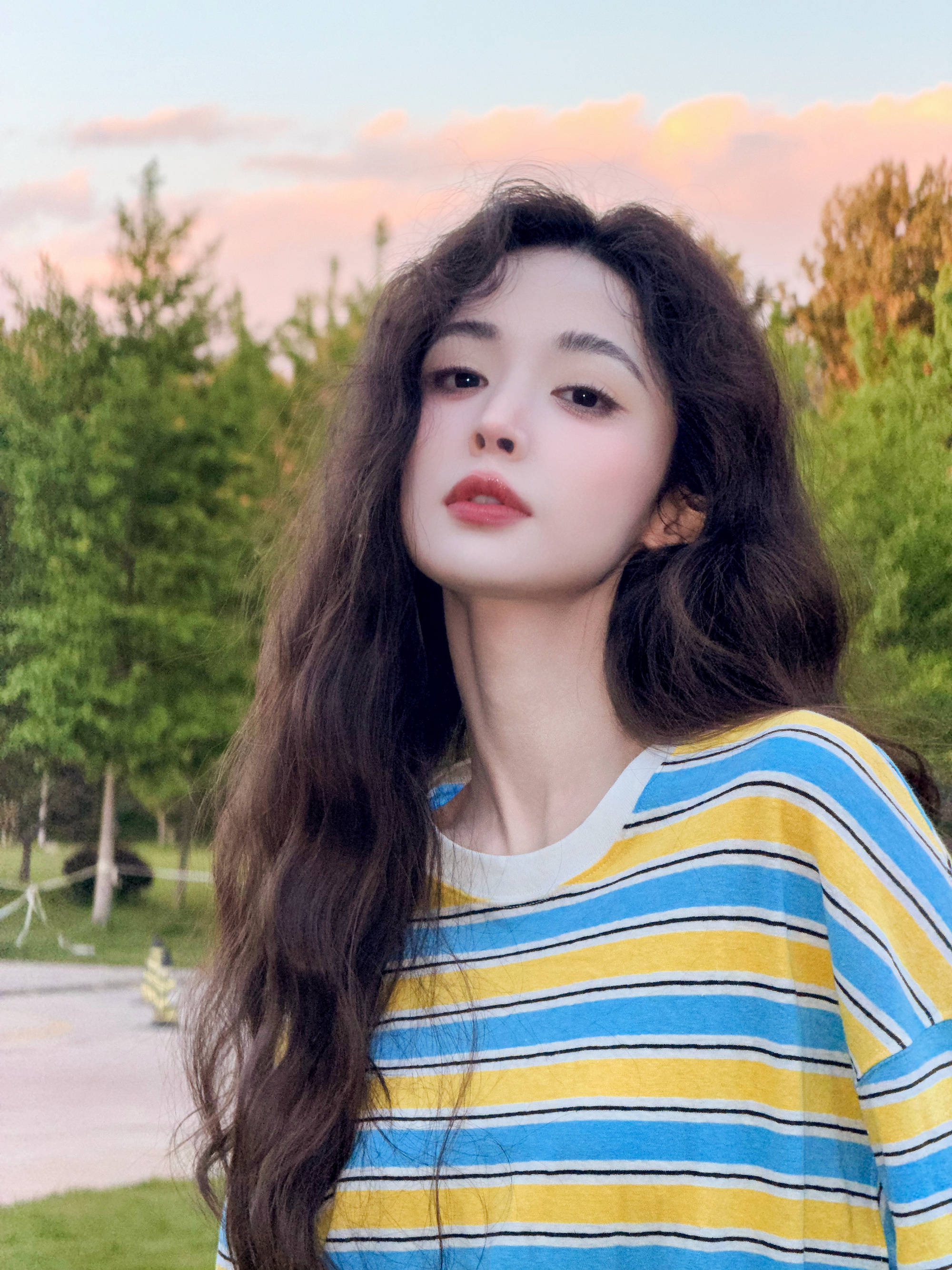 娜扎春日户外随拍美照曝光！坐在青草上秀白皙美腿