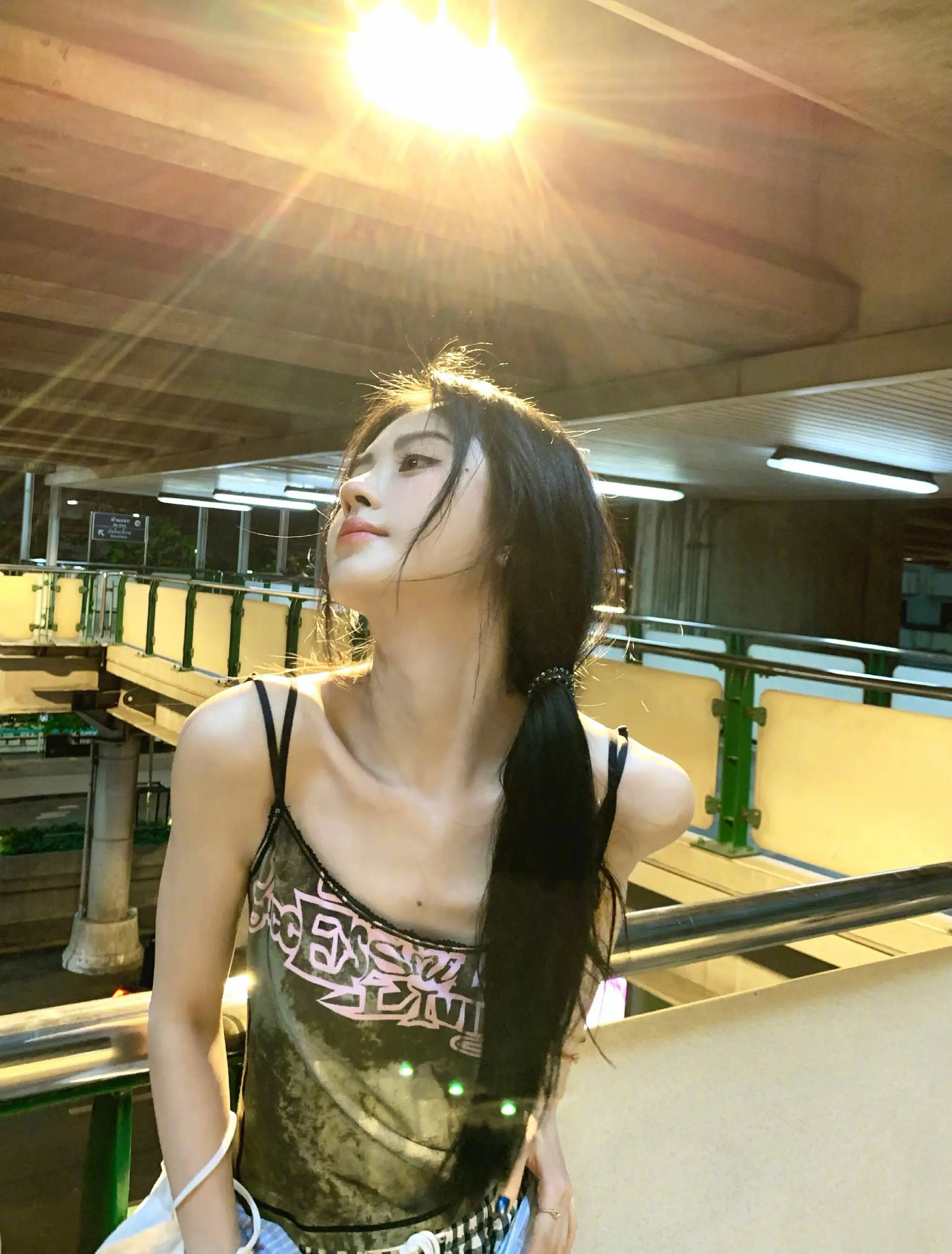 鞠婧祎更新营业美照！穿绿色小吊带清凉感十足
