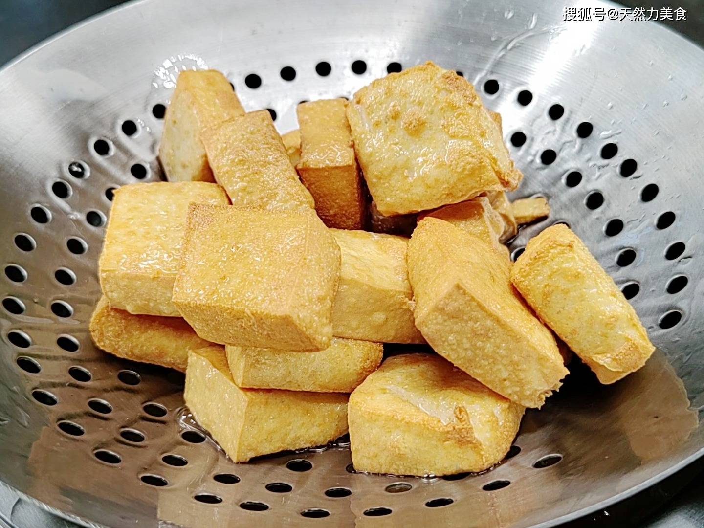 家人天天想吃的金针菇豆腐煲，鲜香嫩滑，汤汁味美，做法也简单
