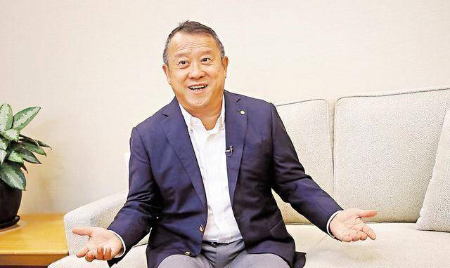 “燕赤霞”午马葬礼：成龙、洪金宝扶灵，刘晓庆献上花圈以示哀思