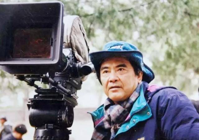 “燕赤霞”午马葬礼：成龙、洪金宝扶灵，刘晓庆献上花圈以示哀思