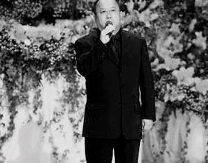 “燕赤霞”午马葬礼：成龙、洪金宝扶灵，刘晓庆献上花圈以示哀思