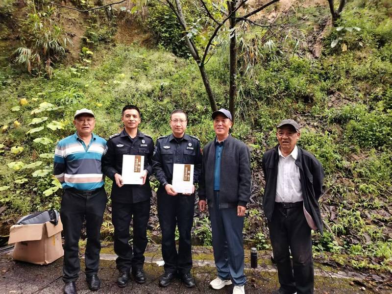 云南怒江：民警秒变“修理工”暖心换胎暖民心