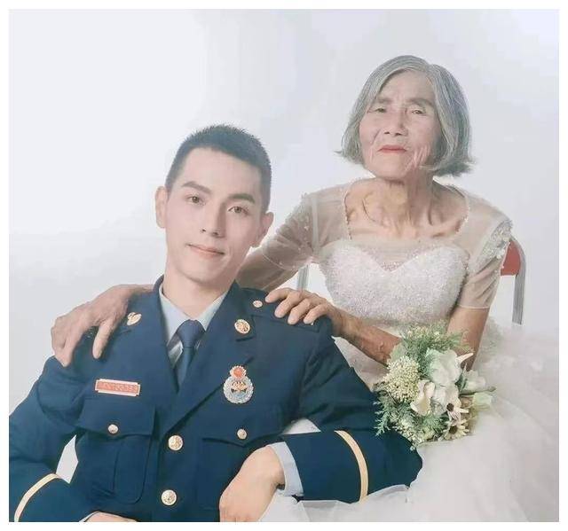 最美的婚纱照——86岁老婆婆和25岁小伙儿的婚纱照(图1)