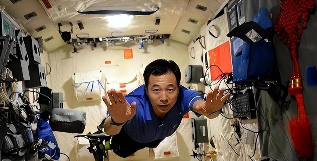 回顾景海鹏：中国“唯一”一位四次登上太空的人，妻子儿女现在如何？