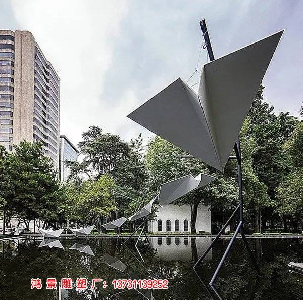 不锈钢折纸飞机雕塑诉说着关于梦想、勇气与自由的故事