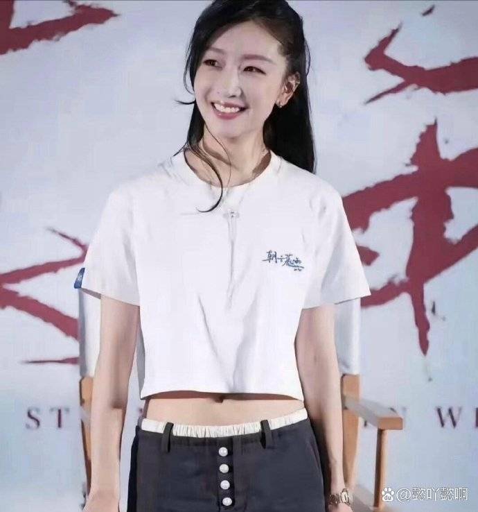 原创周冬雨的医美之路：颜值蜕变与个性争议