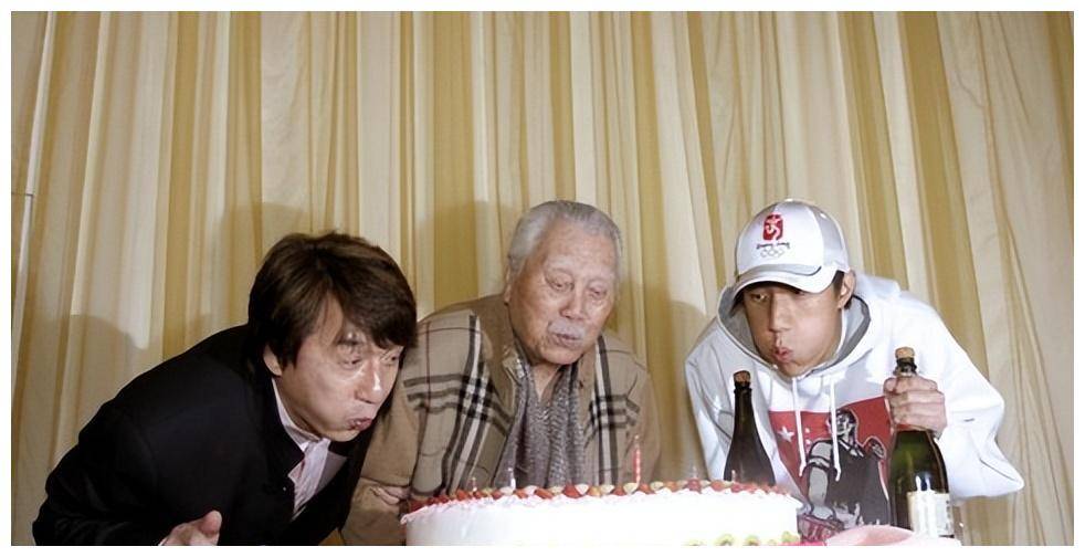 2013年，成龙远赴安徽农村，与两位亲哥哥相认