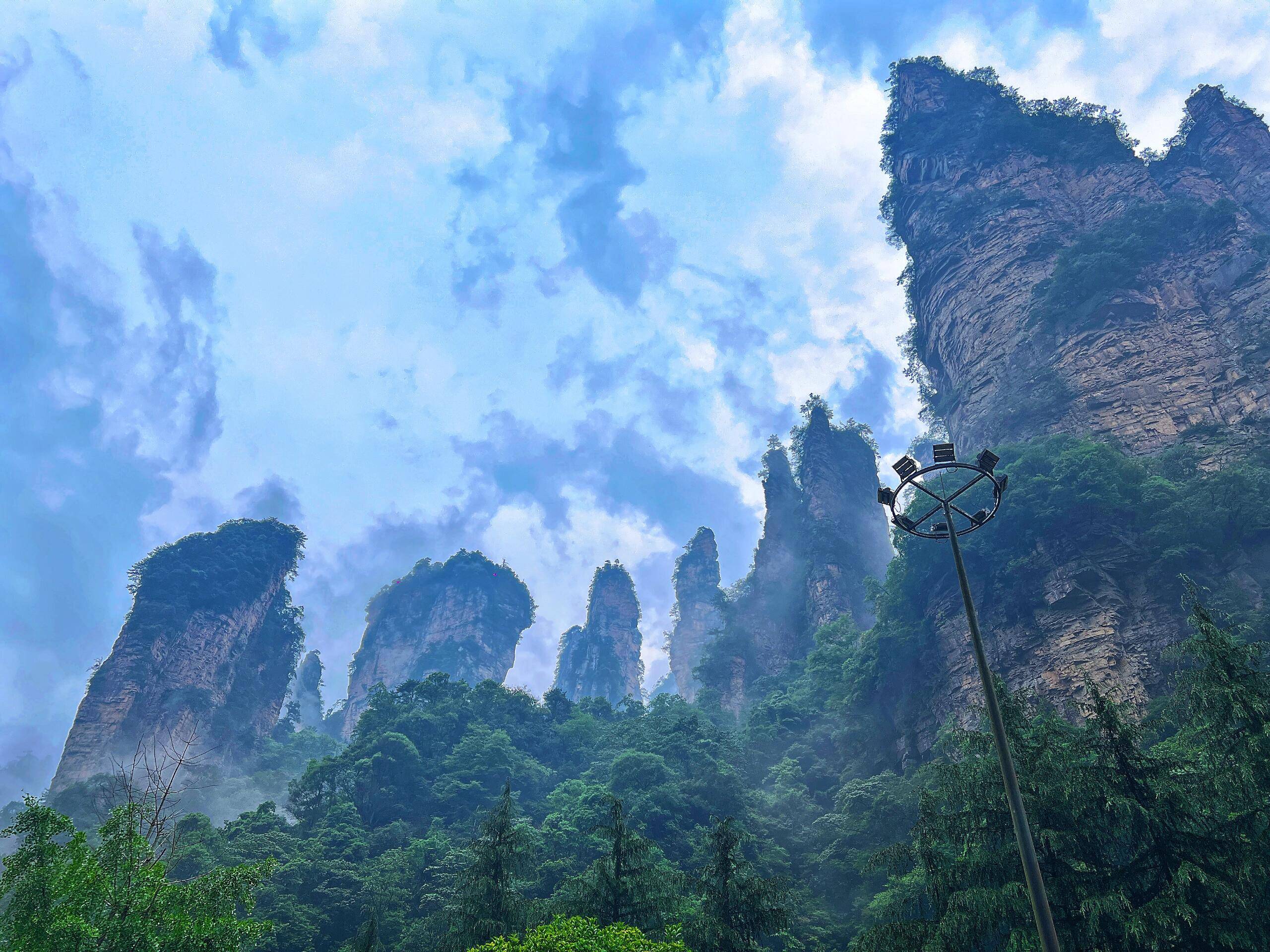 张家界旅游报价对比，省钱秘籍攻略，如何规划更省心？靠谱导游地推