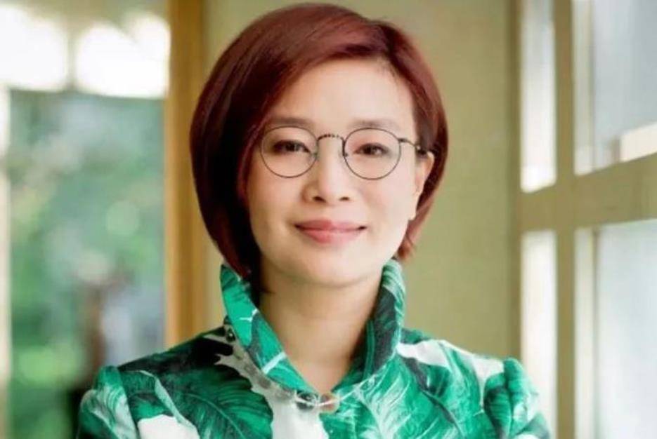 雷竞技raybetapp原创温州富商胡洁：前夫由司机变巨贪再嫁周立波为表爱意送保时捷(图6)