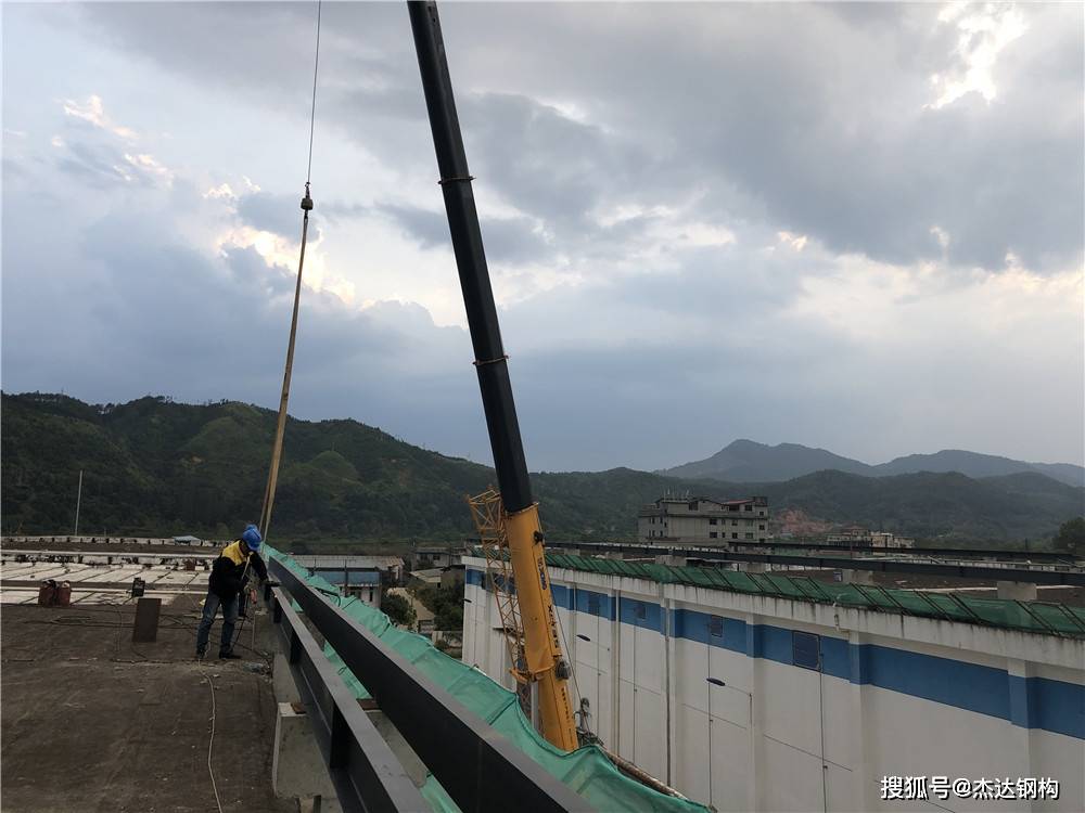 水电站隧道金属拱形屋顶吊装技术与岭区工地实践探讨