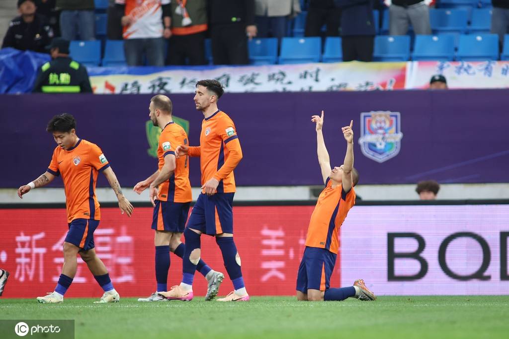榜尾大战！中超-席尔瓦2射1传 海牛3-0亚泰获赛季首胜