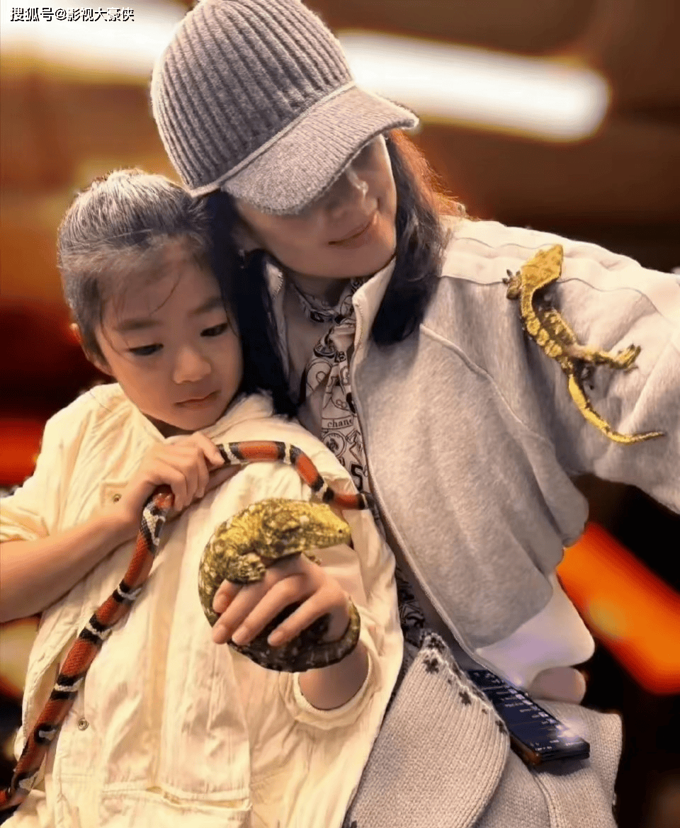 章子怡六一节晒娃，儿女都没打码，醒醒越长越漂亮，弟弟也可爱