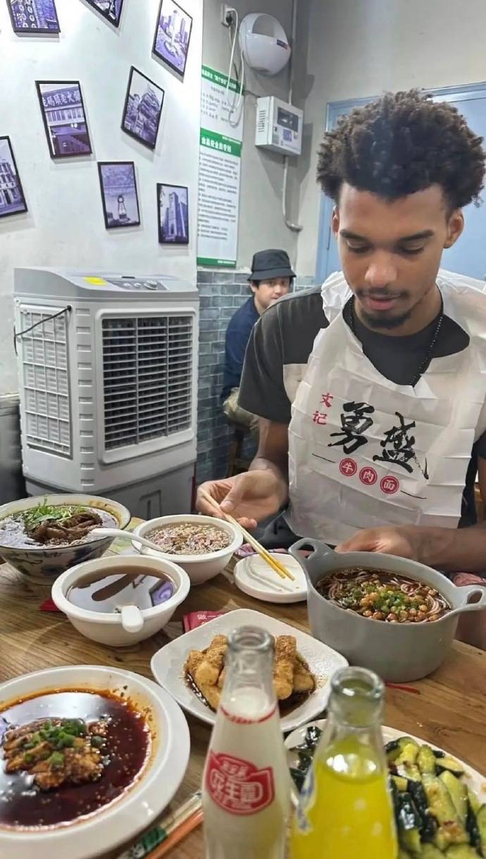 文班亚马低调现身北京 逛顶级商场+品尝牛肉面