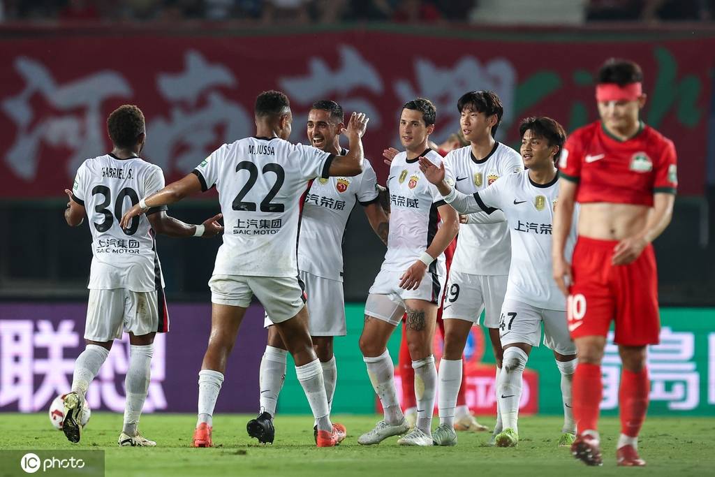 中超-莱昂纳多传射李新翔破门 十人海港3-1河南