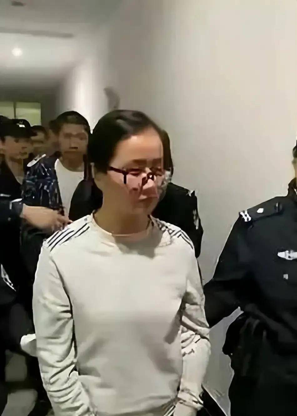 安徽90后“淑女”硕士杨春燕，祸害40个家庭，课堂上被抓走判25年