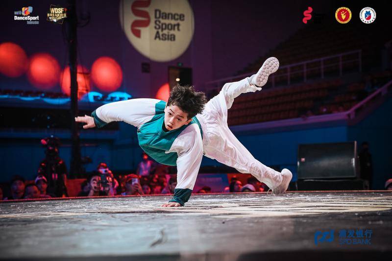 霹雳舞亚青赛上演中日对决 中国队完胜包揽双冠