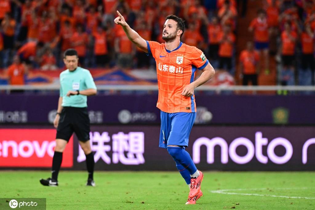 中超-卡扎戴帽克雷桑两中门框 泰山3-0梅州止跌反弹
